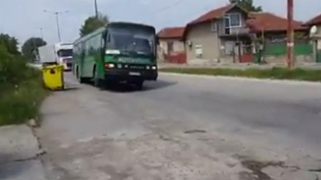 Снимка: Опасен автобус на три колела превозва пътници между Плевен и Долни Дъбник (ВИДЕО)