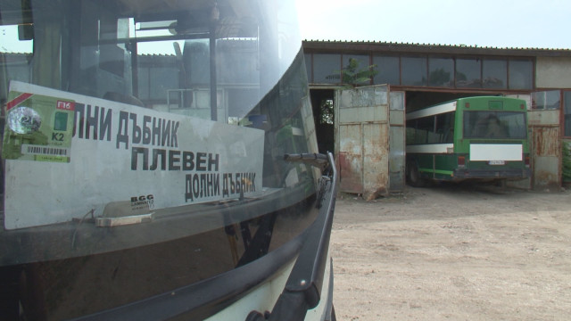 Снимка: Килнатият на една страна автобус се оказа общински