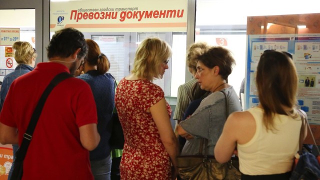 Снимка: Опашки пред пунктовете в последния ден с евтино билетче в София