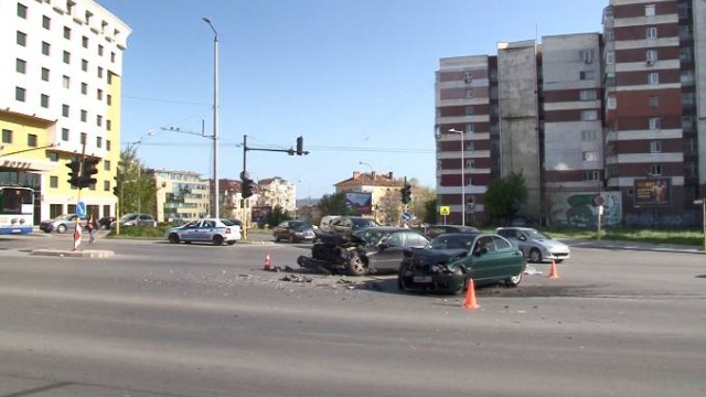 Снимка: Две коли се удариха челно в центъра на Варна, шестима пострадаха 