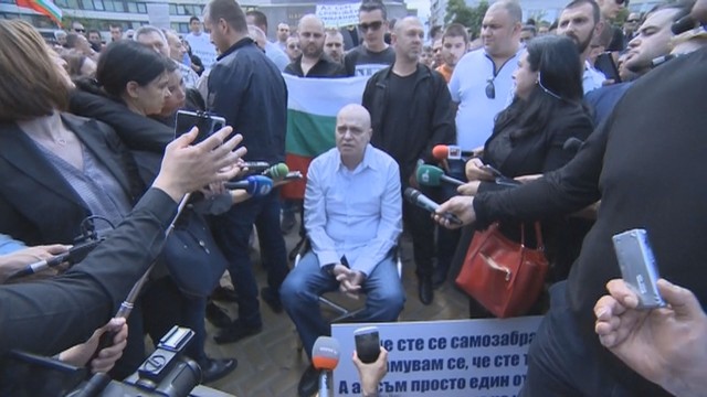 Снимка: Слави Трифонов прекрати седящия си протест, засега
