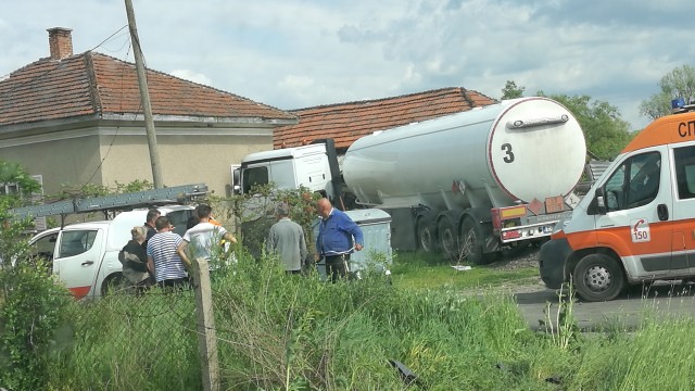 Снимка: Цистерна се заби в гараж във видинското село Тополовец