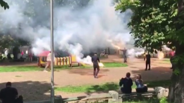 Снимка: Абитуриенти празнуват с факли и димки
