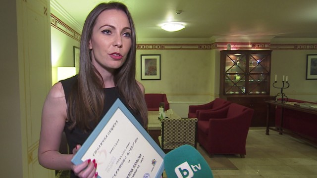 Снимка: Мария Ванкова с награда 