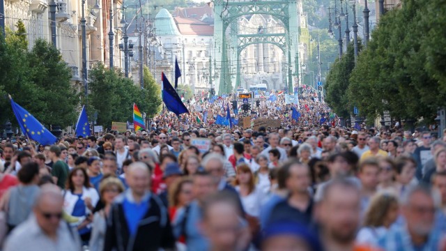 Снимка: Хиляди унгарци на протест заради спорен закон