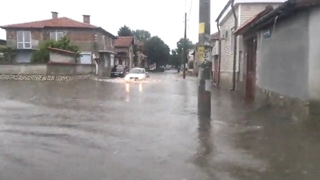 Снимка: Проливен дъжд наводни улици в Свиленград
