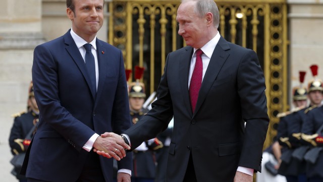 Снимка: Еманюел Макрон се срещна с Владимир Путин във Версай