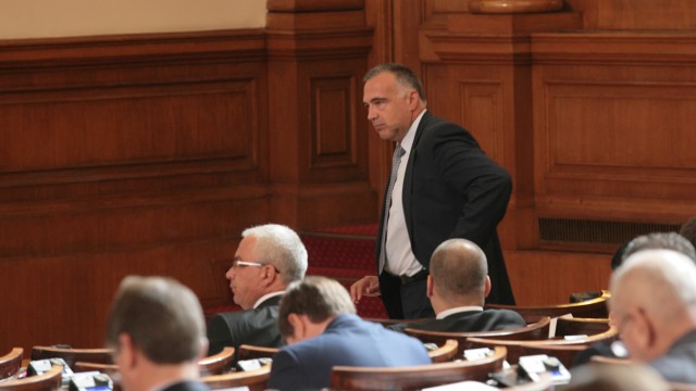 Снимка: Спор за комунистическото минало: ГЕРБ и БСП заформиха скандал в парламента 