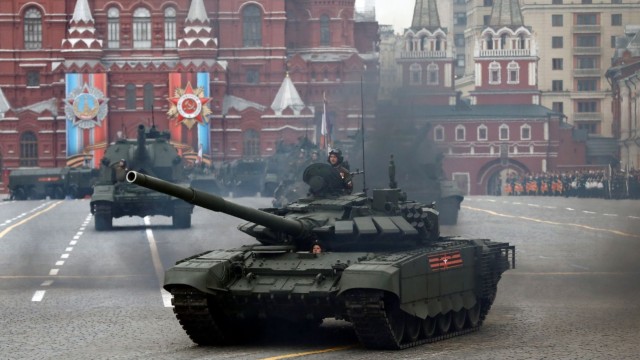Снимка: Русия отбелязва Деня на победата с пищен военен парад