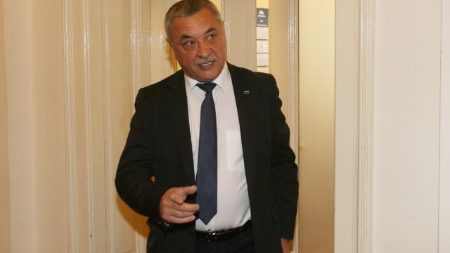 Снимка: ГЕРБ няма да подкрепят Патриотите за пушенето, Симеонов не вижда проблем