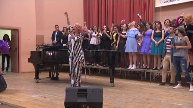 Снимка: Поли Генова изненада абитуриентите от Националното музикално училище   