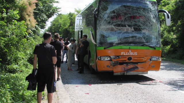 Снимка: Два автобуса от Румъния се удариха на пътя Русе – Бяла