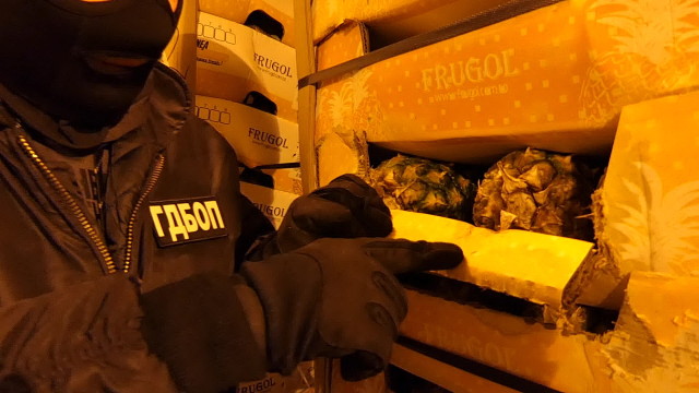 Снимка: Наркотик в кашони: Разбиха група, внесла у нас половин тон колумбийски кокаин