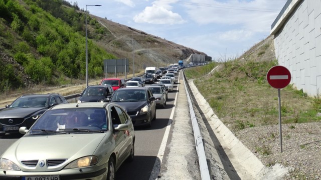 Снимка: Аварирал тир затруднява движението към Перник на АМ 
