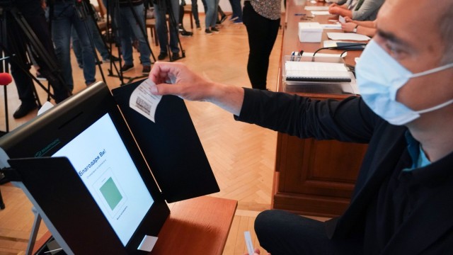 Снимка: ЦИК: Удостоверяването на съответствието на машините и софтуера се извършва от МЕУ, БИВ и БИС