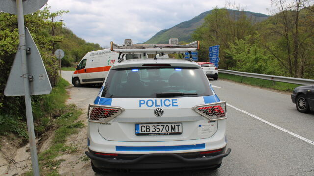 Изпреварване, завършило в катастрофа: Бебе и майка са в реанимация след тежък удар