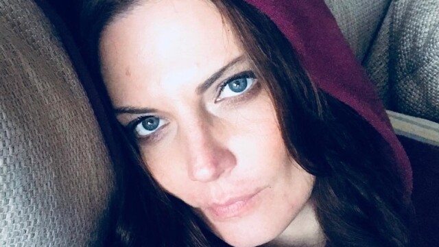Снимка: Теодора Духовникова се озова пред пенсионерски клуб. Името му казва всичко