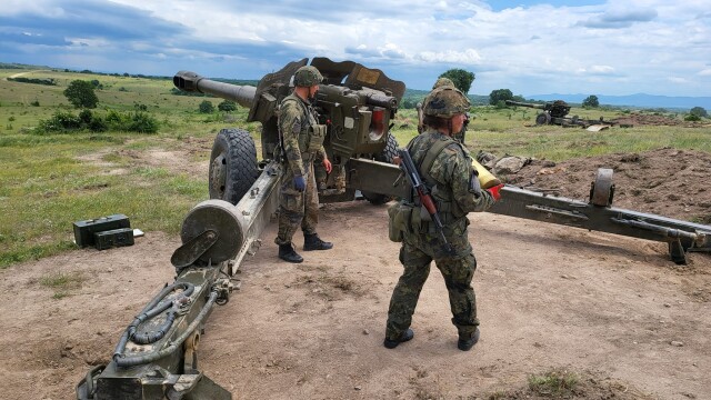 Снимка: Обсъдиха на високо ниво трансформацията на бойната група на НАТО в България