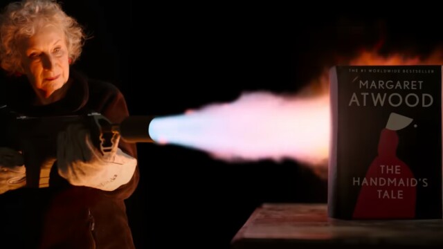 Снимка: Книгите не горят… или поне тази – вижте защо авторката на „Разказът на прислужницата“ хвана огнехвъргачка