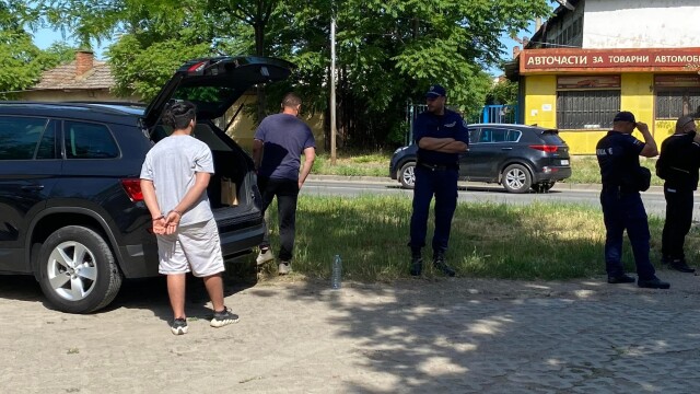 Снимка: Откриха нелегални мигранти в багажника на кола в Ямбол (СНИМКИ)