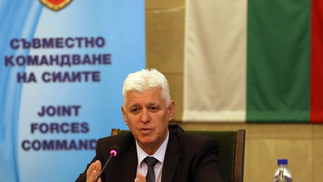 Снимка: В навечерието на 6 май: Димитър Стоянов поздрави военните ни контингенти по света