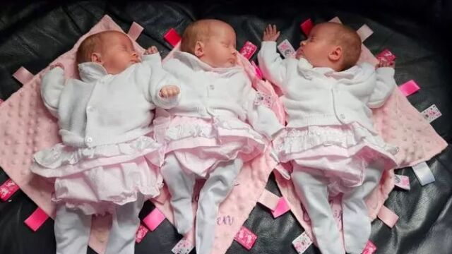 Снимка: Шанс 1 на 200 000 000: Семейство посрещна еднояйчни тризнаци
