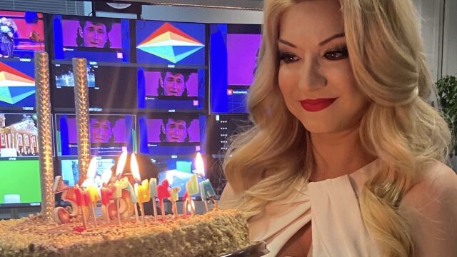 Снимка: Йоанна Драгнева на 37! Певицата ще приготви хубава торта за семейството си