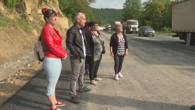 Снимка: Закъснял с десетилетия ремонт: Дупки и пропадания по пътя между Ботевград и Мездра