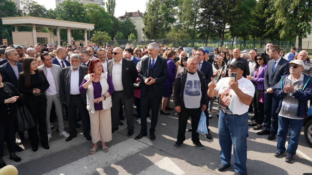 Снимка: Цялата ПГ на ГЕРБ се събра пред прокуратурата в подкрепа на Бойко Борисов
