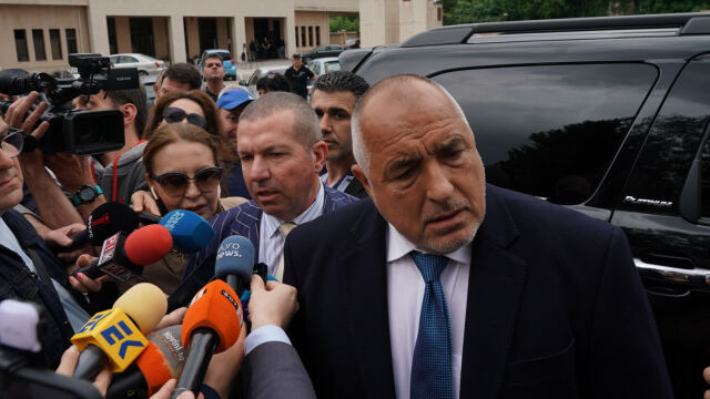 Снимка: Адвокатът на Борисов след разпита: Това е рутинна процедура