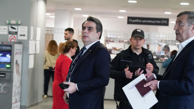 Снимка: Асен Василев на разпит в прокуратурата заради заплахите към Радостин Василев