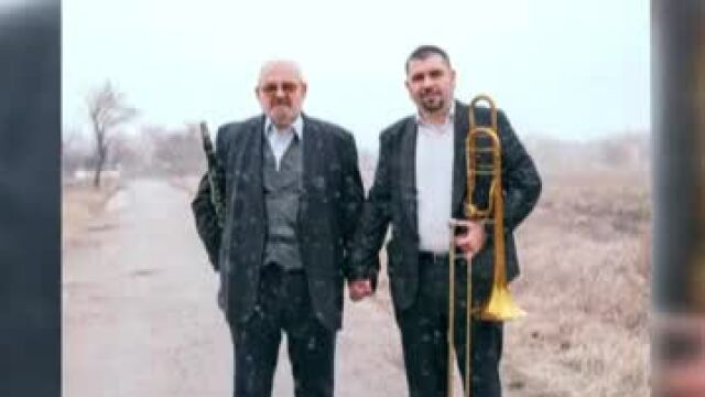 Снимка: Трогателно! Бащи и синове се държат за ръка в силен фотопроект