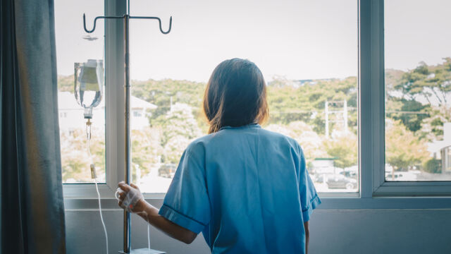 Отстраниха окото на пациентка след неуспешна операция за корекция на