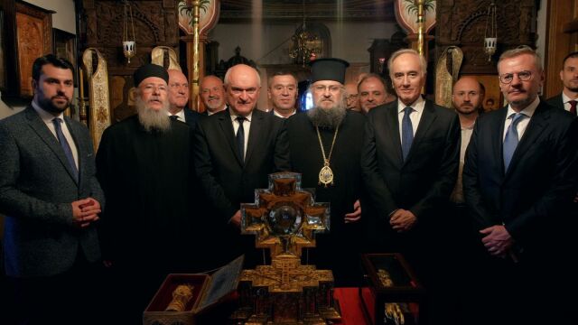 Снимка: Монаси извадиха пред Димитър Главчев светите мощи на Кирил и Методий (СНИМКИ)