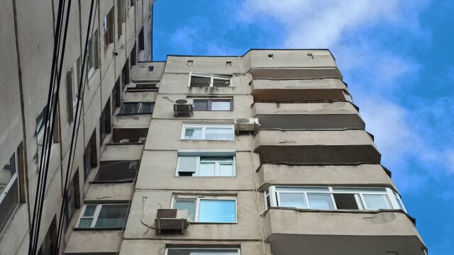 Полицаи спасиха 30-годишен мъж, подготвил се да скочи от седмия етаж на блок в Кърджали