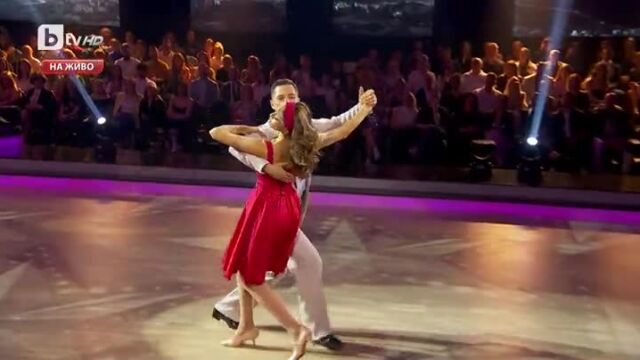 Снимка: За DARA няма гравитация! Уникално изпълнение с червена рокля (ВИДЕО)