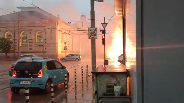 Снимка: Електрически стълб на столичен булевард лумна в пламъци (ВИДЕО)