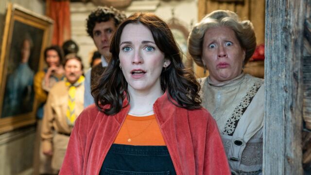 Снимка: Млада двойка съжителства с духове в премиерния сериал „Призраци“ (ВИДЕО)