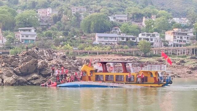 Снимка: Инцидент с туристически лодки в Китай: Броят на жертвите расте