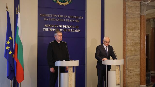 Министърът на отбраната: Президентството се държи като военно министерство в сянка