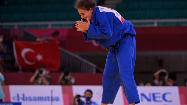 Снимка: Две хубави очи: Параолимпийска шампионка се оказа зряща