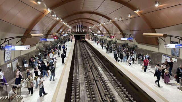 Снимка: Инцидент с пътник блокира движението на линия 2 на метрото в София