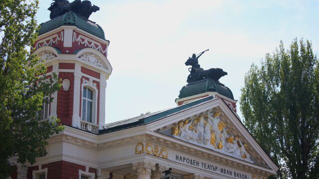 Снимка: Билет за театър в евро: За 24 май по 5 и 10 евро в „Народния“