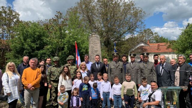 Снимка: В Сърбия: Няма да забравим, българите ни клаха, изнасилваха, германски войници ни спасяваха