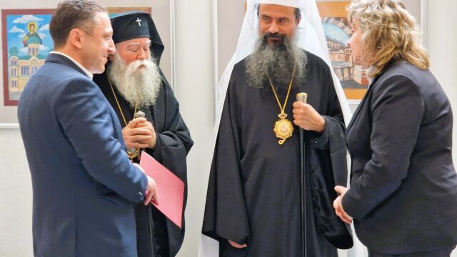 Снимка: За детското отделение в ИСУЛ: Наталия Киселова и патриарх Даниил откриха благотворителна изложба в НС