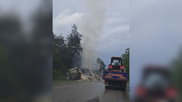 Турски камион с памук пламна в Прохода на Републиката (СНИМКА)