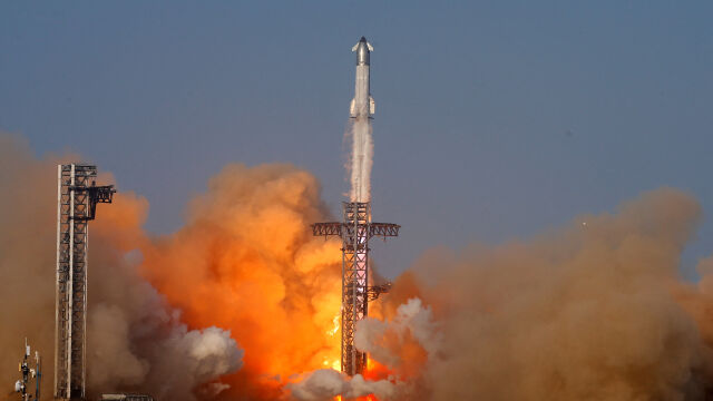 Ракета на SpaceX загуби контрол при връщане на Земята (СНИМКИ и ВИДЕО)