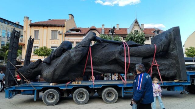 Снимка: Монтират паметника на Христо Ботев обратно в центъра на Враца