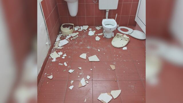 Вандали вилняха в Пловдив и изпочупиха обществена тоалетна 
