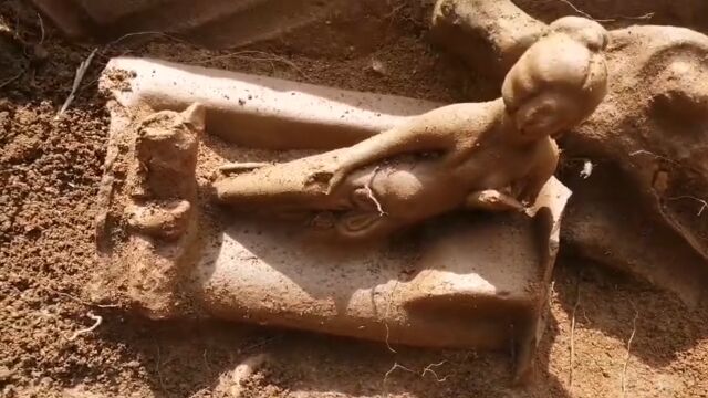 Снимка: Откриха три изящни теракотени фигурки в детски гроб в Хераклея Синтика (ВИДЕО)